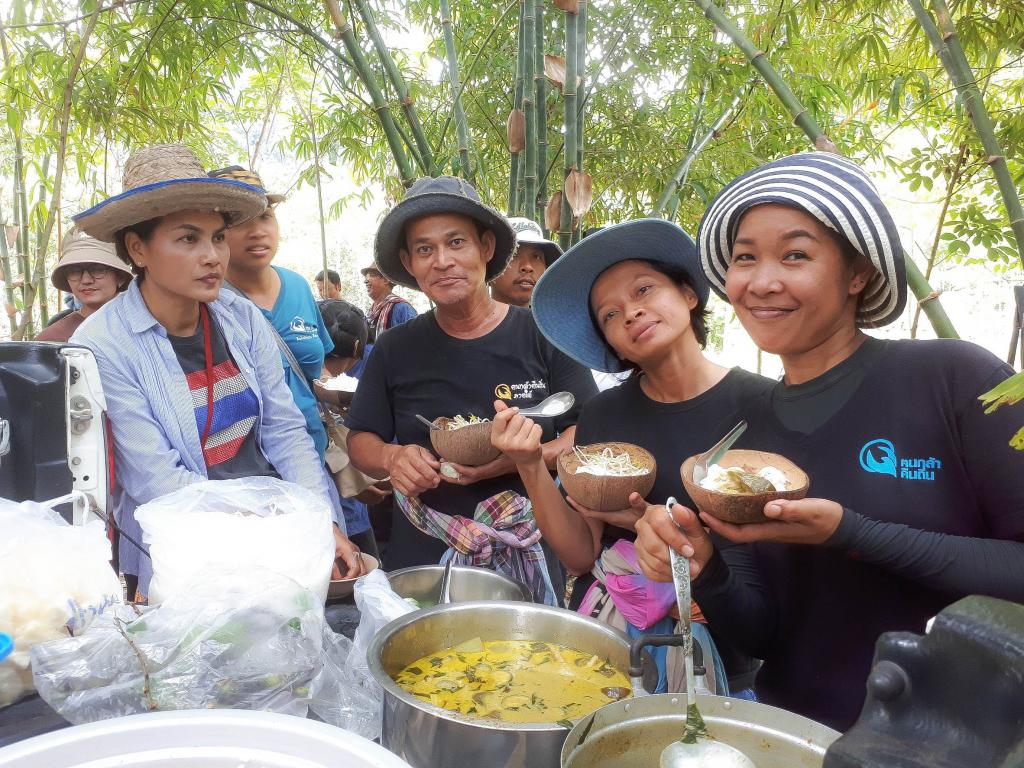 พักกนข้าว แบบบ้านๆ ตามประสาคนกล้าฯ ดูสิ เค้าใช้อะไรใส่อาหาร