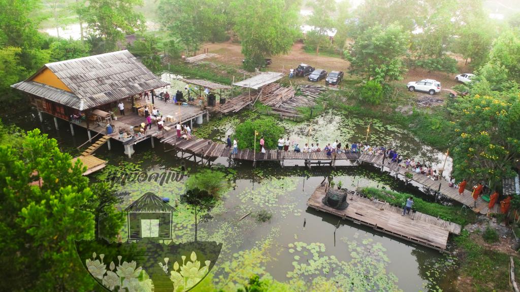 ภาพยามเช้า บรรยากาศการตักบาตรบนสะพาน