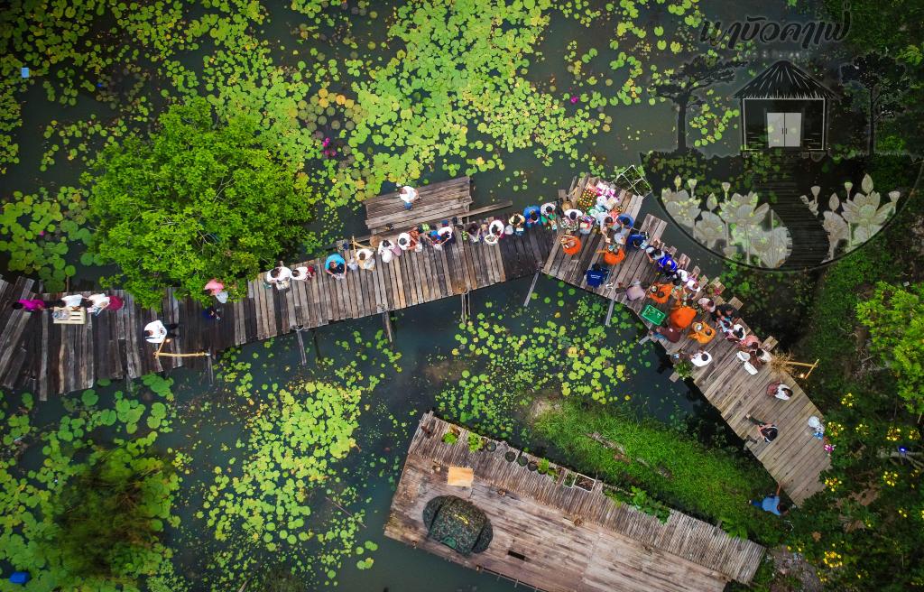 ภาพยามเช้า บรรยากาศการตักบาตรบนสะพาน