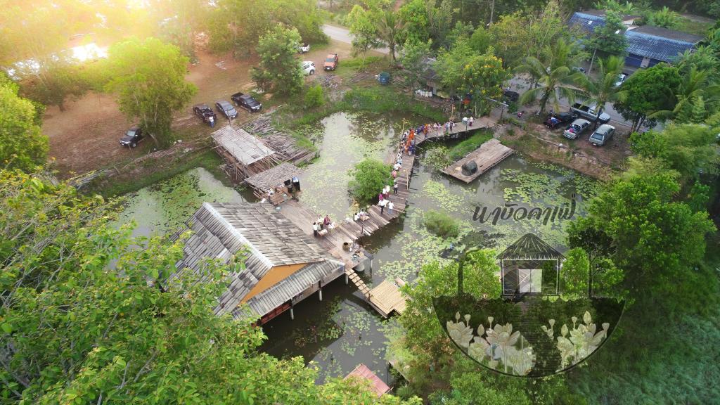 ภาพยามเช้า บรรยากาศการตักบาตรบนสะพาน
