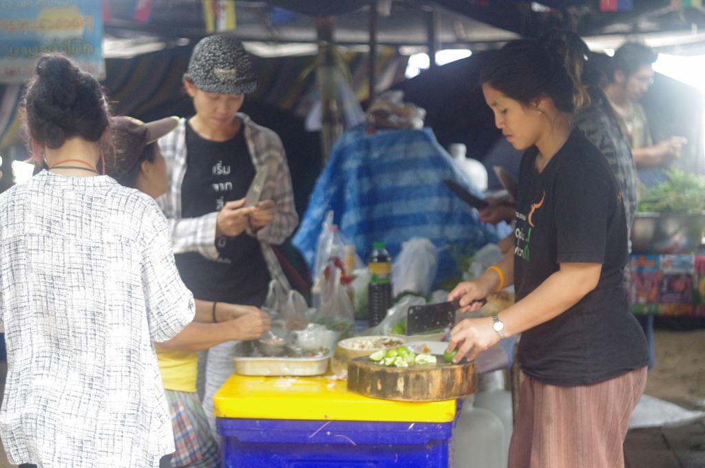 ทีมแม่ครัวคนกล้าฯ จัดเตรียมอาหารรอรับเพื่อนๆ